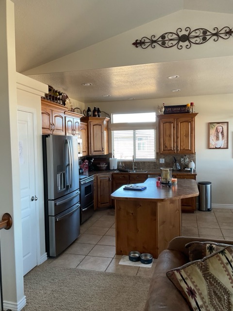 Dated oak kitchen with laminate counters before renovation