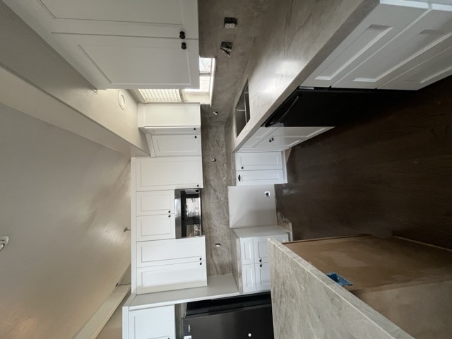 White kitchen cabinets with quartz counters and backsplash